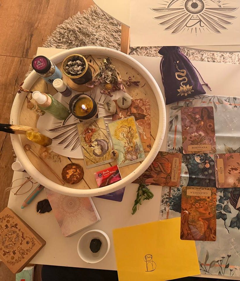 Melanies Altar mit Kerze, Karten, Runen und Kräutern